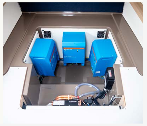 maritieme service op locatie een installatie van een Victron Energy systeem aan boord van een zeiljacht 